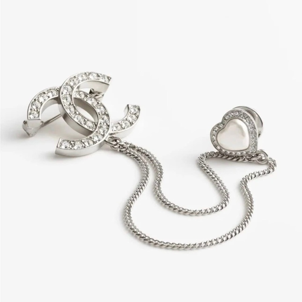 Chanel silver  Crystal and Pearl Strand
Chain Heart Brooch